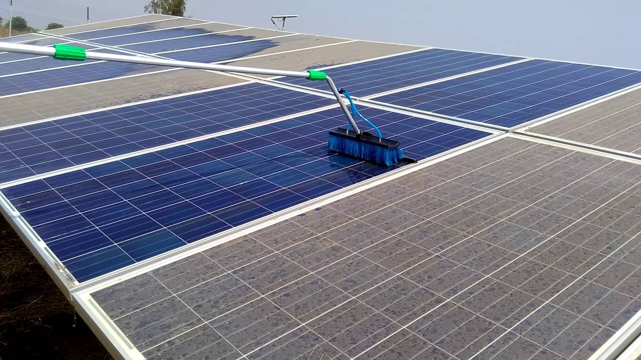 cara membersihkan panel surya